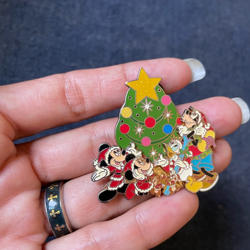 Disney pin for pin trading collecting, Christmas themed.